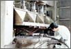 33. 250トン油圧プレスは手動操作で道具として活用。