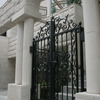 重厚な石造のアーチに組み込まれたクラッシクなデザインの重厚な門扉②