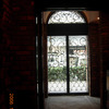 シルエットの美しいロートアイアンの入口扉④